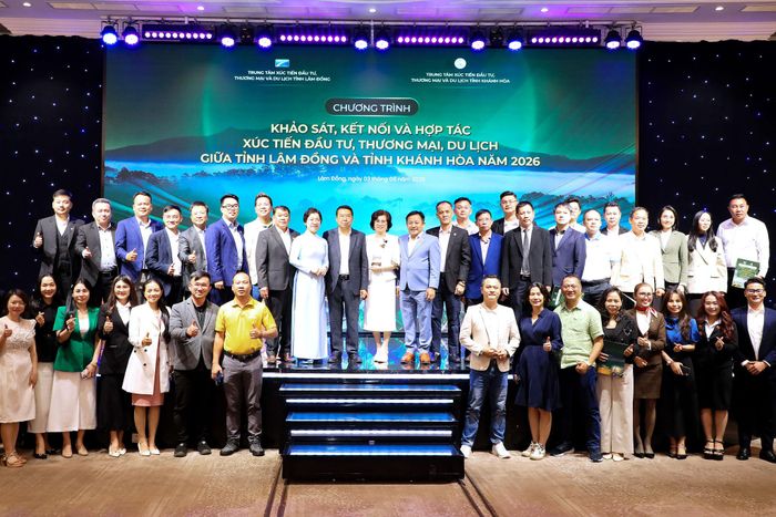 Các đại biểu chụp hình lưu niệm với lãnh đạo 2 tỉnh Lâm Đồng và Khánh Hòa tại chương trình