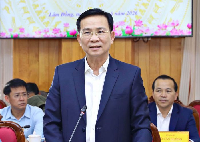 Đồng chí Hồ Văn Mười, Ủy viên Ban Chấp hành Trung ương Đảng, Phó Bí thư Tỉnh ủy, Chủ tịch UBND tỉnh Lâm Đồng phát biểu tại buổi làm việc