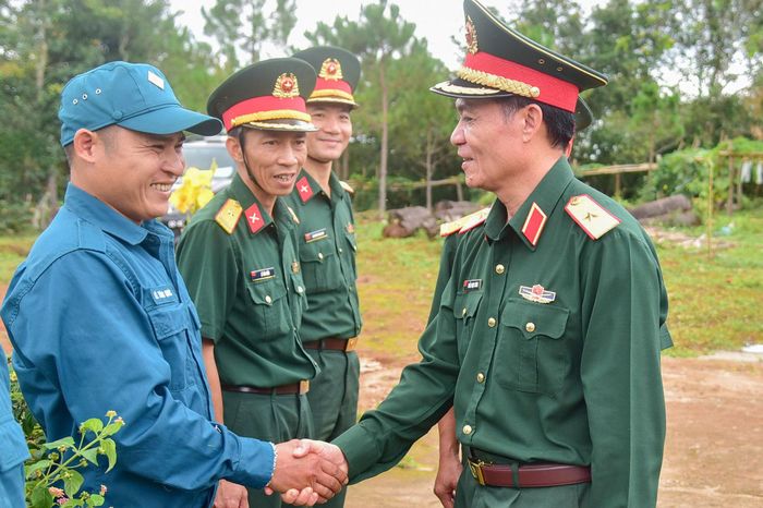 Thiếu tướng Trần Ngọc Minh, Phó Tư lệnh Quân khu thăm Chốt dân quân thường trực xã Quảng Trực
