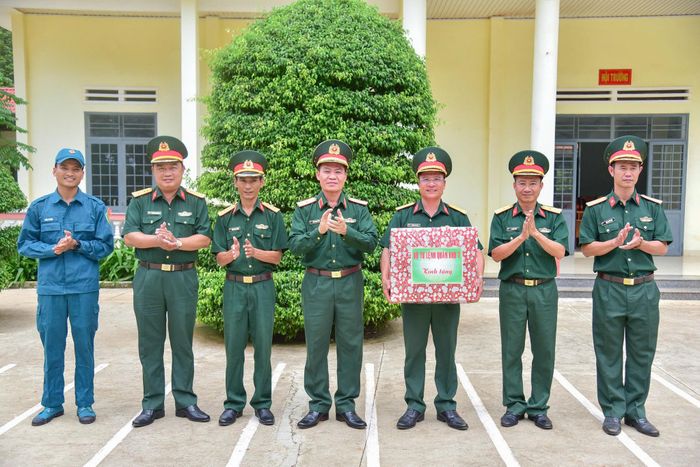 Đoàn công tác tặng quà cán bộ, chiến sĩ