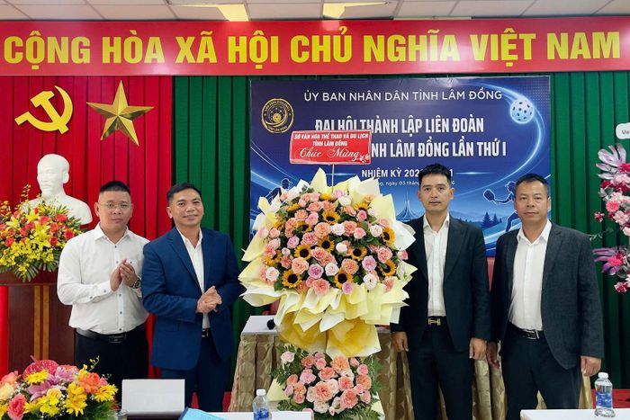 Đại diện Sở Văn hóa, Thể thao và Du lịch tỉnh Lâm Đồng tặng hoa chúc mừng Đại hội thành lập Liên đoàn Pickleball tỉnh Lâm Đồng lần thứ I, nhiệm kỳ 2026 - 2031