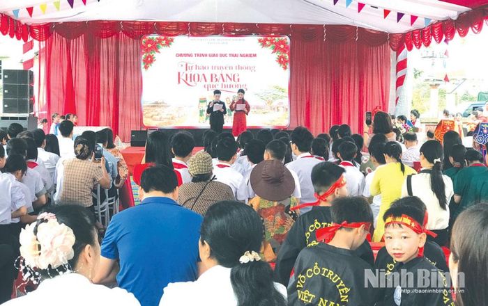 Bảo tàng tỉnh Ninh Bình phối hợp với xã Nam Hồng tổ chức chương trình giáo dục truyền thống cho học sinh trên địa bàn với chủ đề “Tự hào truyền thống khoa bảng quê hương”. Ảnh: Minh Thuận