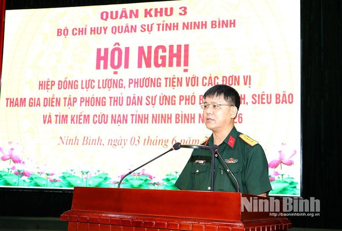 Đại tá Vũ Văn Định, Ủy viên Ban Thường vụ Tỉnh ủy, Chỉ huy trưởng Bộ CHQS tỉnh, Phó Trưởng ban Thường trực Ban Tổ chức diễn tập phát biểu tại hội nghị.