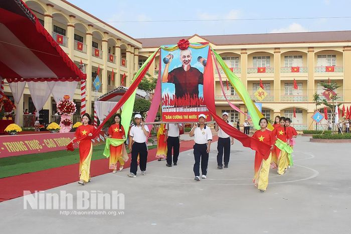 Khối nghi lễ rước kiệu ảnh Bác Hồ qua lễ đài.