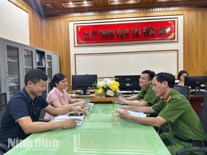 Cán bộ Công an xã Thanh Lâm trao đổi, kết nối nhu cầu tuyển dụng lao động với một doanh nghiệp trên địa bàn.