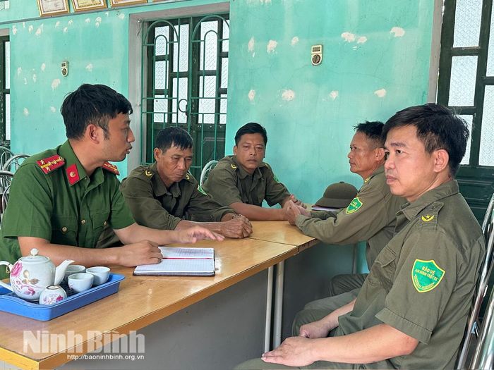 Công an xã Thanh Lâm triển khai hướng dẫn lực lượng an ninh thôn tham gia rà soát thông tin thị trường lao động tại cơ sở.