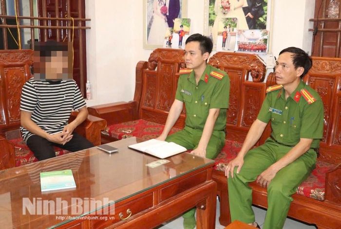 Cán bộ Công an xã Thanh Lâm tuyên truyền, hướng dẫn người dân đăng ký thông tin tìm kiếm việc làm trên không gian mạng.