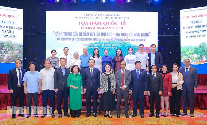 Các đại biểu chụp ảnh lưu niệm.
