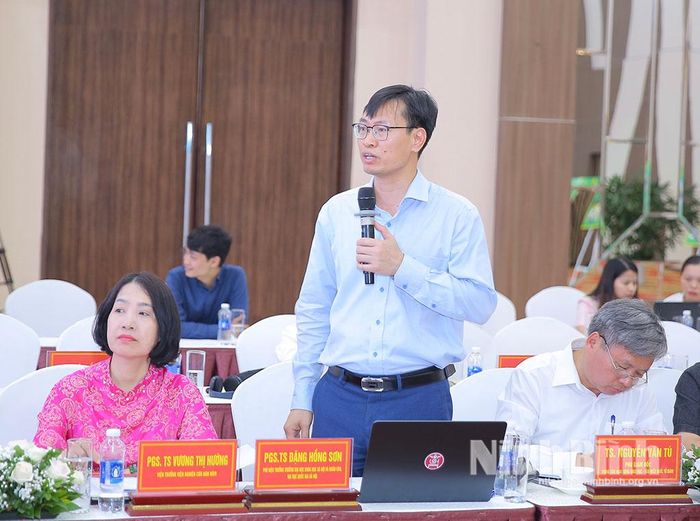 PGS. TS Đặng Hồng Sơn, Phó Hiệu trưởng Trường Khoa học Xã hội và Nhân văn, Đại học Quốc gia Hà Nội phát biểu tại Tọa đàm.