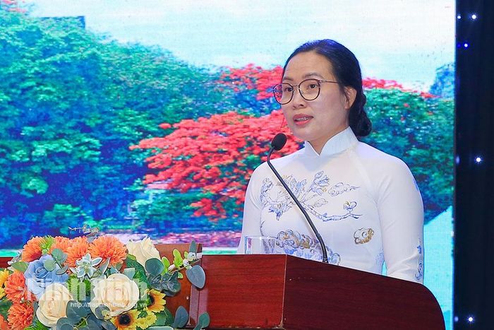 Đồng chí Vũ Thanh Lịch, Phó Giám đốc Sở Văn hóa và Thể thao báo cáo tổng quan về “Ma nhai núi Non Nước”.