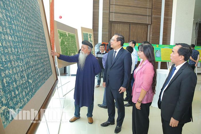 Các đại biểu tham quan không gian triển lãm ảnh/ bản rập “Ma nhai núi Non Nước”.