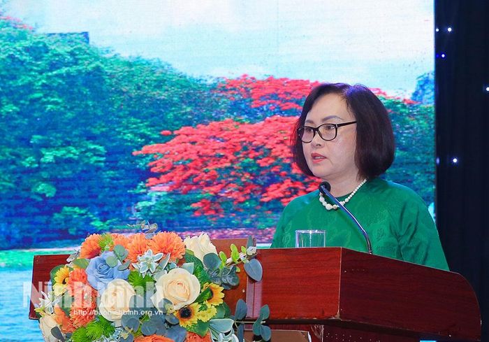 Tiến sỹ Vũ Thị Minh Hương, Phó Chủ tịch Ủy ban Ký ức thế giới khu vực Châu Á - Thái Bình Dương phát biểu tại Tọa đàm.