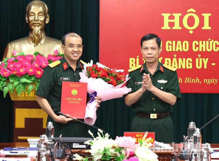 Đồng chí Đại tá Nguyễn Xuân Hiền, Bí thư Đảng ủy, Chính ủy Cục Hậu cần - Kỹ thuật, Quân đoàn 12 trao Quyết định cho đồng chí Thượng tá Trần Bình Trọng.