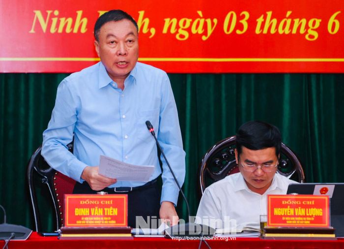 Đồng chí Đinh Văn Tiên, Ủy viên Ban Thường vụ Tỉnh ủy, Giám đốc Sở Nông nghiệp và Môi trường phát biểu tại hội nghị.