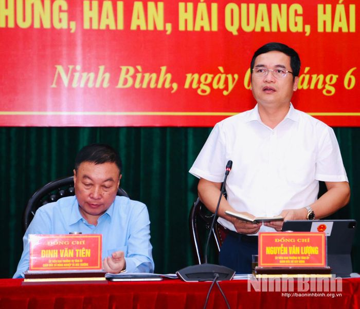 Đồng chí Nguyễn Văn Lượng, Ủy viên Ban Thường vụ Tỉnh ủy, Giám đốc Sở Xây dựng phát biểu tại hội nghị.