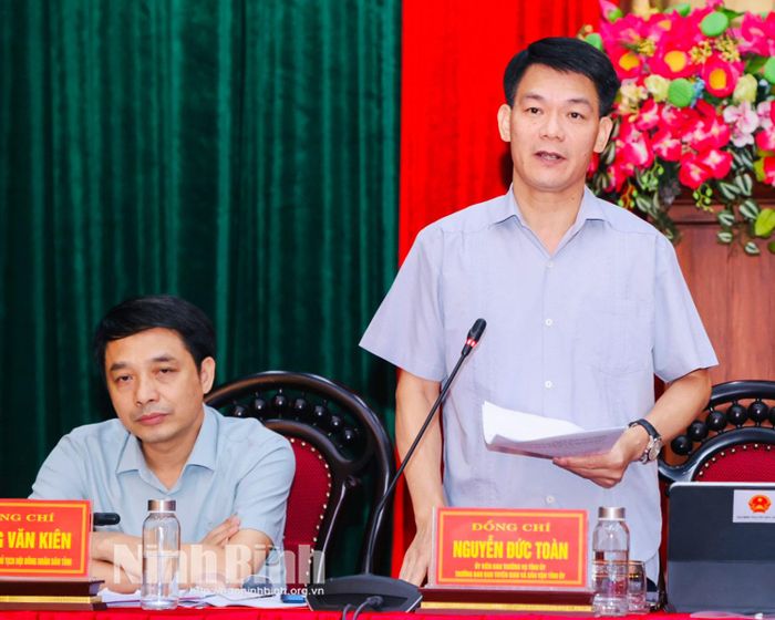 Đồng chí Nguyễn Đức Toàn, Ủy viên Ban Thường vụ Tỉnh ủy, Trưởng Ban Tuyên giáo và Dân vận Tỉnh ủy phát biểu tại hội nghị.