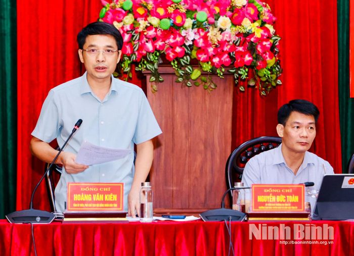 Đồng chí Hoàng Văn Kiên, Tỉnh ủy viên, Phó Chủ tịch HĐND tỉnh phát biểu tại hội nghị.