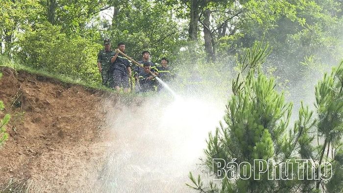 Ban Chỉ huy Quân sự xã và lực lượng PCCC&amp;CNCH khu vực Tam Đảo tham gia khắc phục sự cố sạt trượt đất, đá.