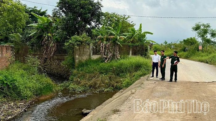 Ban Chỉ huy Quân sự xã Tam Đảo phối hợp với chính quyền địa phương rà soát các điểm ngầm tràn có nguy cơ ngập sâu.