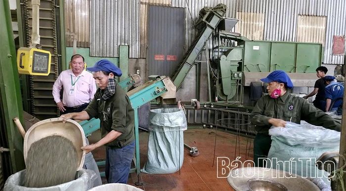 Doanh nghiệp phát triển, mở rộng sản xuất giúp người dân địa phương có thêm việc làm và thu nhập ổn định.