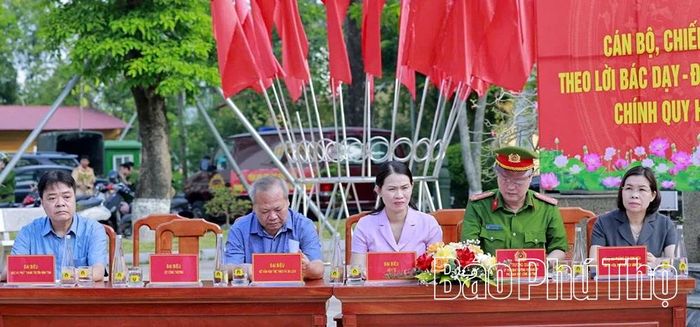 Các đại biểu tham dự buổi lễ.