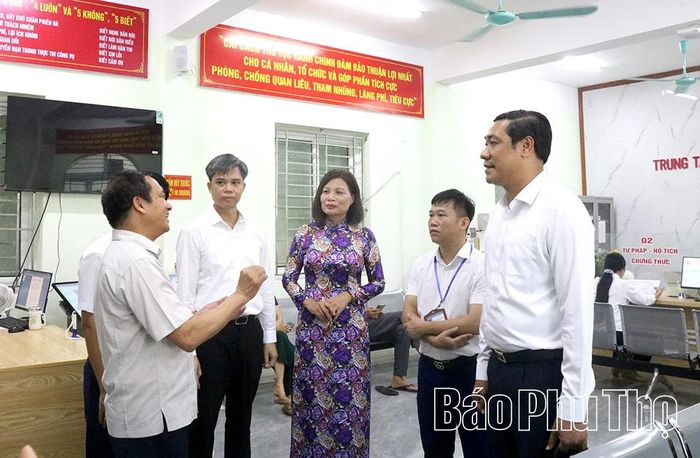 Đồng chí Lương Đức Minh - Trưởng Ban Tuyên giáo và Dân vận Tỉnh ủy Phú Thọ và các đại biểu tham quan Trung tâm Phục vụ hành chính công phường Sơn Nam.