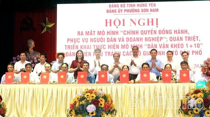 Đồng chí Lương Đức Minh - Trưởng Ban Tuyên giáo và Dân vận Tỉnh ủy Phú Thọ và các đại biểu chứng kiến các cơ quan, đơn vị phường Sơn Nam ký kết triển khai mô hình.