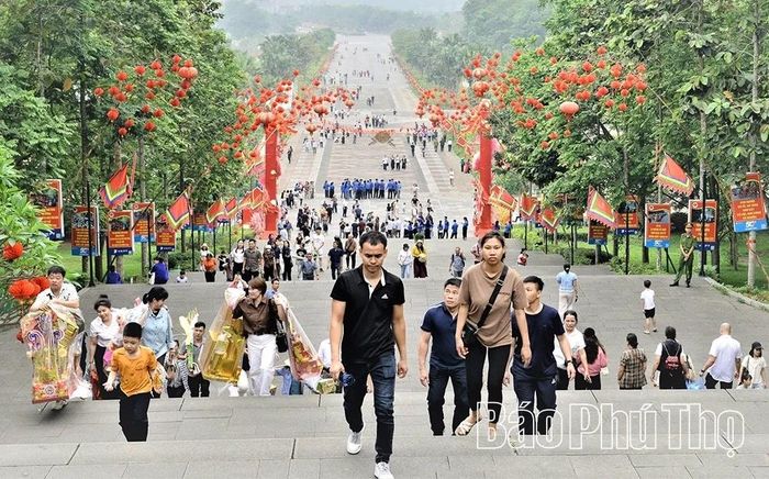 Giỗ Tổ Hùng Vương - Lễ hội Đền Hùng và Tuần Văn hóa - Du lịch Đất Tổ năm Bính Ngọ 2026 với nhiều hoạt động hấp dẫn, thu hút đông đảo du khách thập phương đến tham quan.