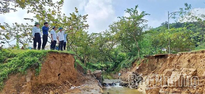 Lãnh đạo xã Minh Hòa kiểm tra, chỉ đạo khắc phục hậu quả thiên tai.
