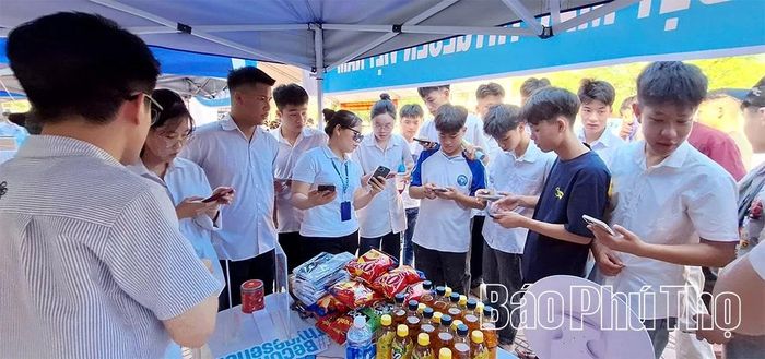 Các em học sinh tìm hiểu thông tin việc làm, định hướng nghề nghiệp thông qua Sàn giao dịch việc làm được tổ chức tại địa phương.