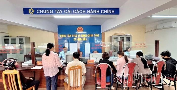Nhân dân làm thủ tục tại Trung tâm Phục vụ hành chính công xã Minh Hòa.