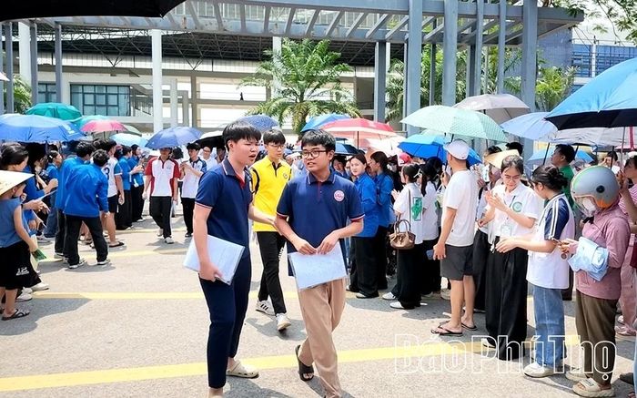Phụ huynh chờ bên ngoài cổng trường, động viên và đồng hành cùng con em trong ngày thi quan trọng.