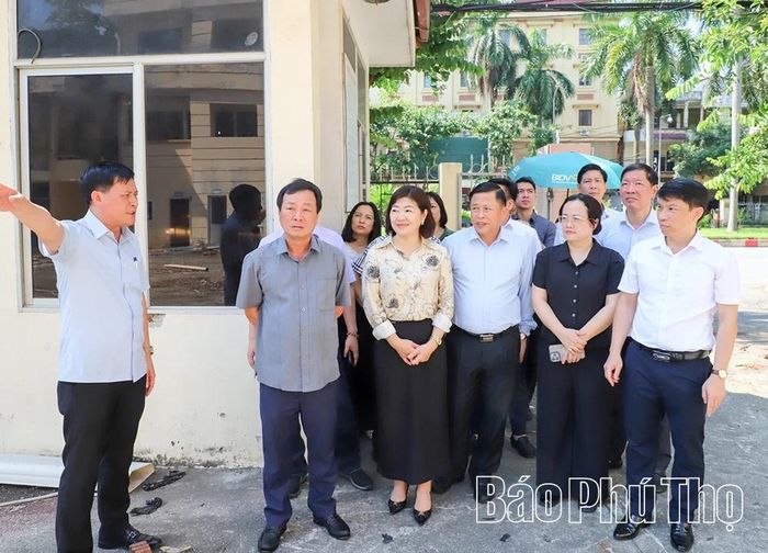 Đoàn kiểm tra thực tế công tác quản lý, sử dụng trụ sở tại một số cơ quan, đơn vị trên địa bàn phường Hòa Bình.