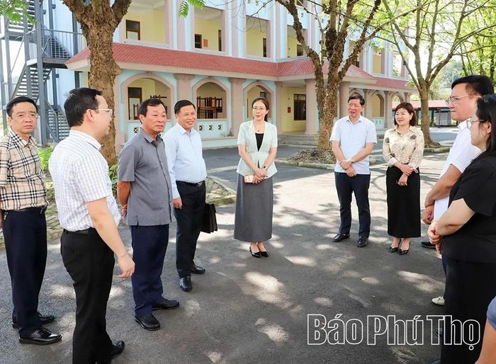 Đoàn công tác kiểm tra việc quản lý, sử dụng trụ sở của Trường Chính trị tỉnh khu vực Hòa Bình.