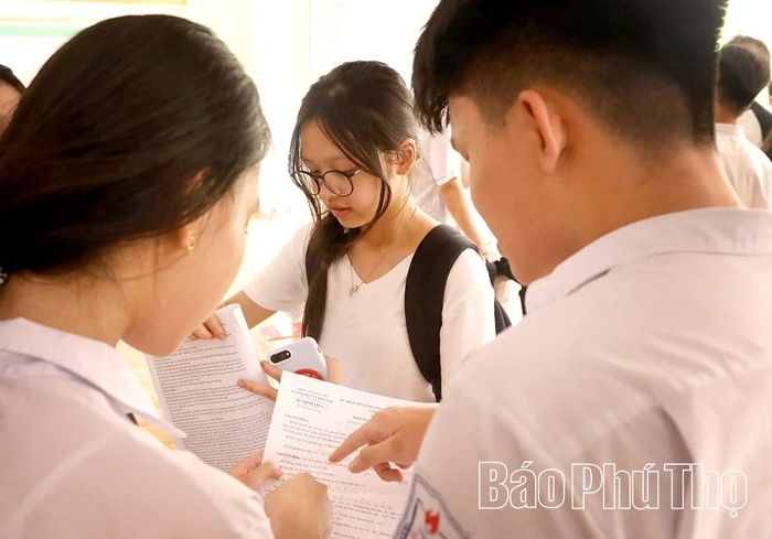 Khoảnh khắc sau buổi thi môn chuyên.