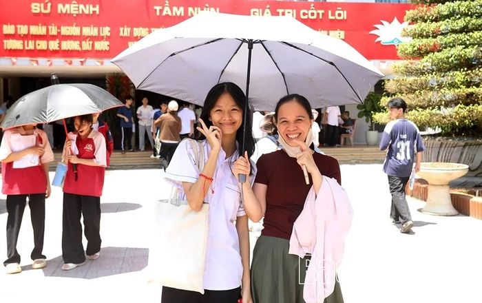 Khoảnh khắc phụ huynh chào đón các con sau kỳ thi.