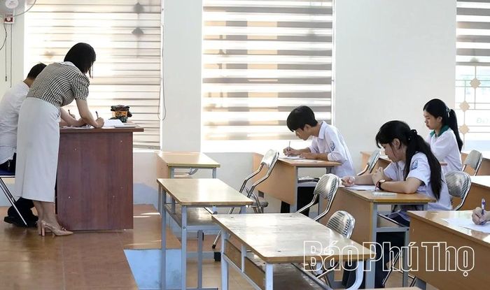Các thí sinh điền thông tin vào giấy thi.
