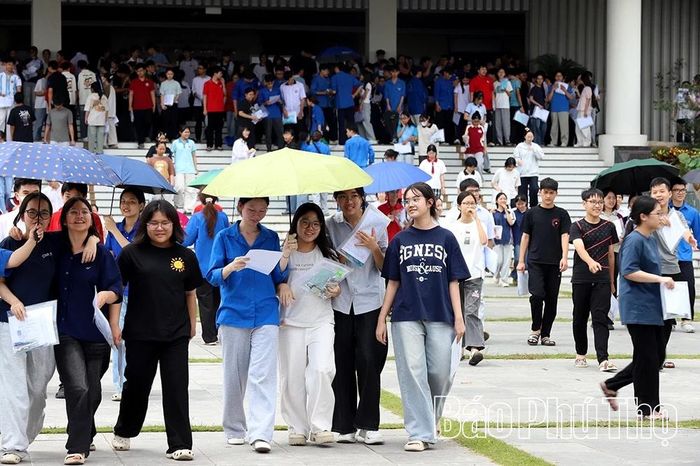 Các tình nguyện viên luôn có mặt kịp thời, động viên, chia sẻ niềm vui cùng các sĩ tử sau khi hoàn thành bài thi.