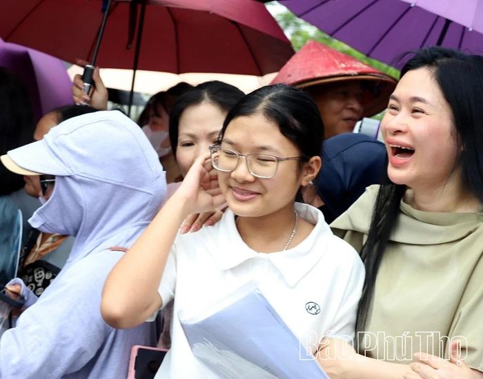 Niềm vui của thí sinh và phụ huynh vì đã hoàn thành chặng đường quan trọng.