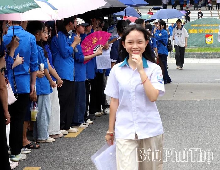 Nữ sinh rạng rỡ sau khi hoàn thành kỳ thi.