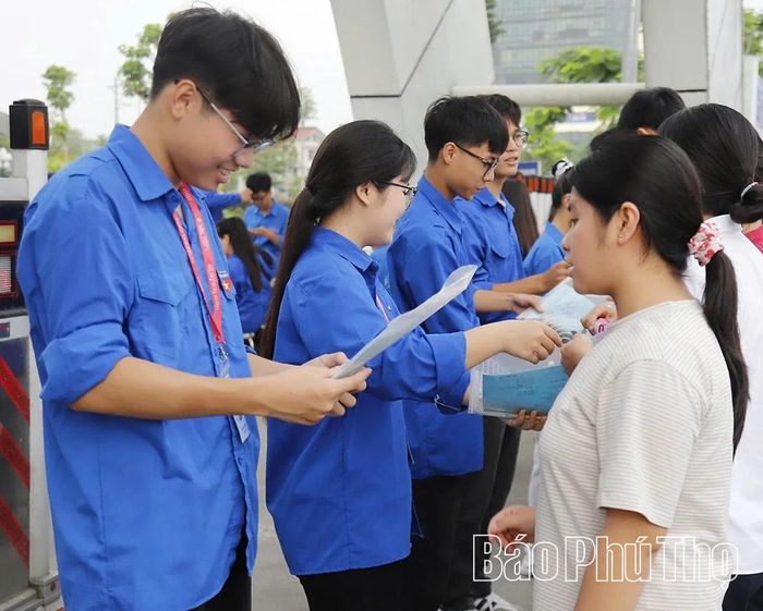 Tình nguyện viên hướng dẫn, đồng thời lưu ý các thí sinh về những vật dụng được phép và không được phép mang vào phòng thi.