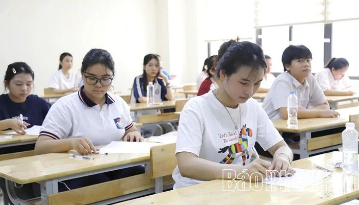 Thí sinh chuẩn bị thi môn chuyên tại điểm thi Trường THPT chuyên Hùng Vương sáng 3/6.