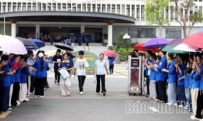 Những thí sinh đầu tiên hoàn thành bài thi môn chuyên tại Hội đồng coi thi THPT chuyên Hùng Vương.