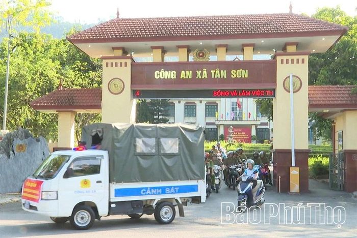 Công an xã Tân Sơn tập trung tuyên truyền Tháng hành động phòng, chống ma túy tại các địa bàn ngay sau lễ ra quân sáng 3/6.