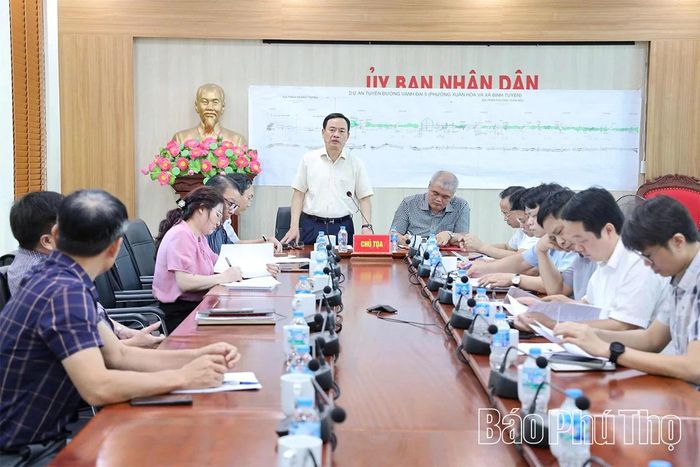 Phó Chủ tịch UBND tỉnh Quách Tất Liêm phát biểu chỉ đạo tại buổi làm việc với Ban Quản lý dự án khu vực Vĩnh Phúc và các đơn vị liên quan.