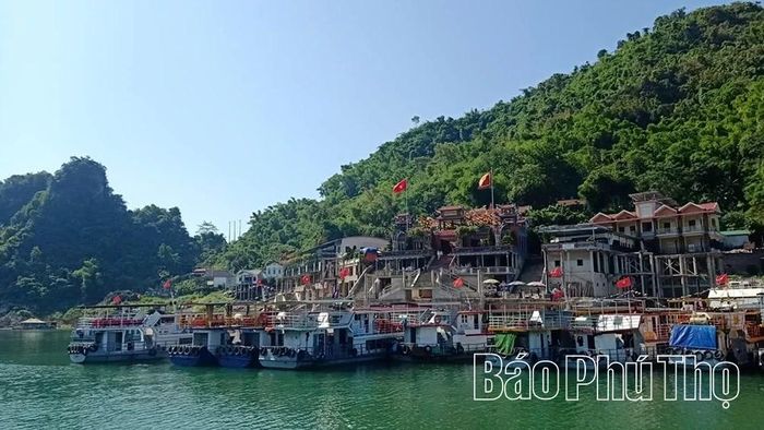 Tàu chở du khách muôn phương về chiêm bái Đền Chúa Thác Bờ.
