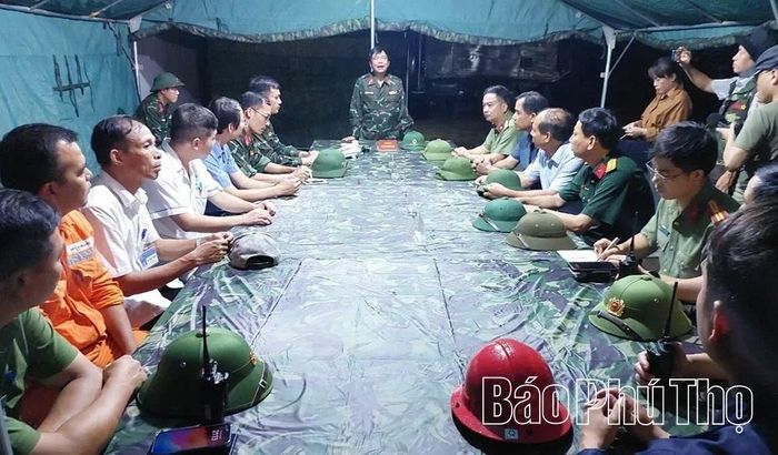 Bộ CHQS tỉnh lập Sở Chỉ huy dã chiến tổ chức tìm kiếm cứu hộ, cứu nạn thời điểm xảy ra sự cố sập cầu Phong Châu.