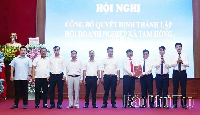 Lãnh đạo xã Tam Hồng trao quyết định thành lập Hội Doanh nghiệp xã.