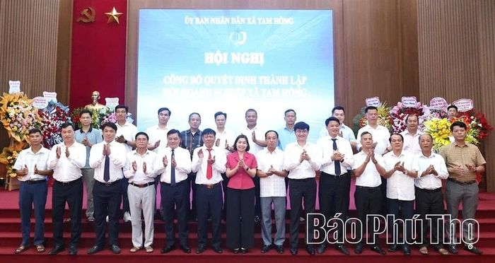 Phó Chủ tịch UBND tỉnh Phùng Thị Kim Nga và lãnh đạo xã chụp ảnh lưu niệm cùng Ban Chấp hành Hội Doanh nghiệp xã Tam Hồng.