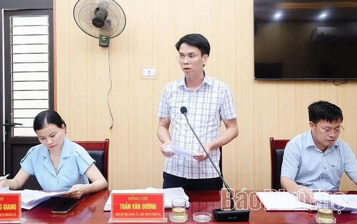 Đồng chí Trần Văn Dương - Phó Bí thư Đảng ủy, Chủ tịch UBND xã Liên Hòa báo cáo tiến độ sắp xếp thôn.